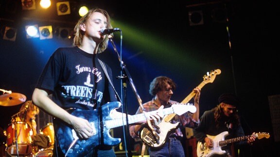 Die Band Sandow spielen auf der Bühne bei einem Konzert in Berlin am 19. November 1989.
