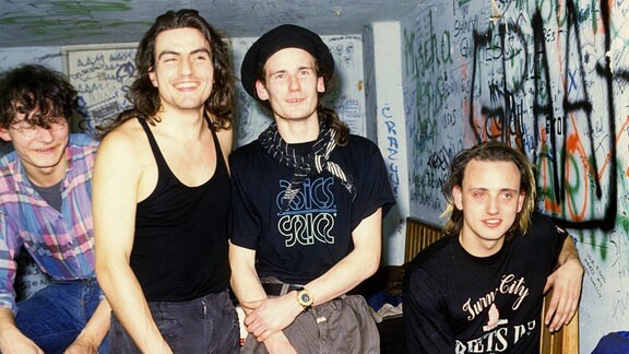 Die vier Musiker von Sandow stehen im Backstage-Bereich zusammen bei einem Konzert in Berlin am 19. November 1989.