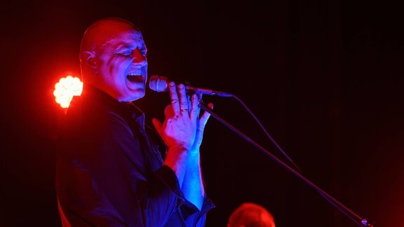 Sandow-Musiker Kai-Uwe Kohlschmidt singt in ein Mikrofon bei einem Konzert zum 35. Bühnenjubiläu in Berlin am 7. Februar 2018