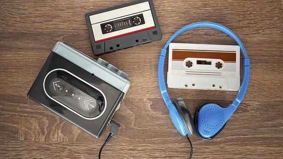 Walkman, Kopfhörer und zwei Kassetten
