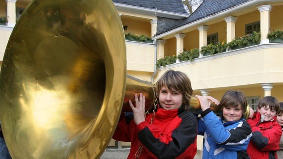 Im Musikinstrumentenmuseum Markneukirchen zeigen Schüler eine bis auf 5,25 Meter ausziehbare Tuba