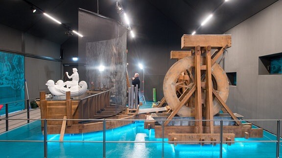Eine Musikmaschine von Salomon de Caus im Kloster Michaelstein: ein hölzernes Mühlrad auf der rechten Seite, eine Skulptur auf der anderen, die vom Wasser des Rades bewegt wird