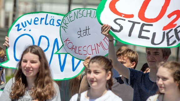 Demonstration von Schülern in der Innenstadt von Duisburg