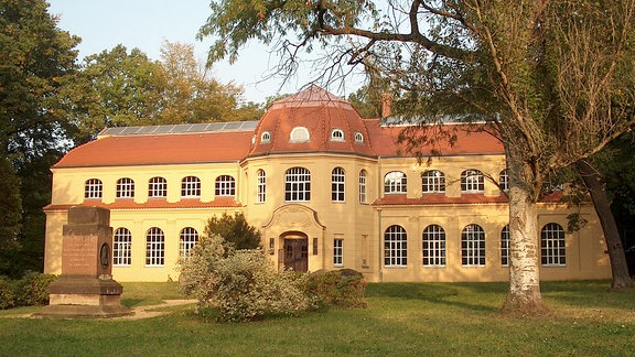 Das Gebäude des Naturkundemuseum in Altenburg wird von der Abendsonne angestrahlt.