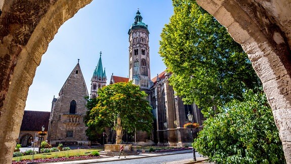 Der Naumburger Dom, aufgenommen durch einen mittelalterlichen Bogen.