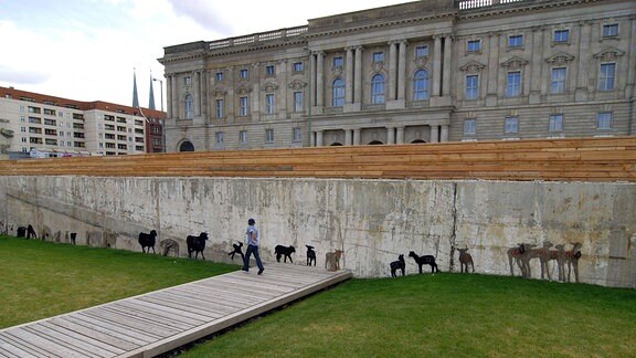 Installation der Künstlergruppe - NEOZOON - zeigt mit Pelzen behangene Schaffiguren auf dem Schlossplatz in Berlin
