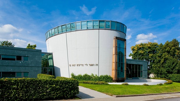 Straßenansicht der 2002 erbauten neuen jüdischen Synagoge und des Gemeindezentrums in der Stollberg Straße in Chemnitz