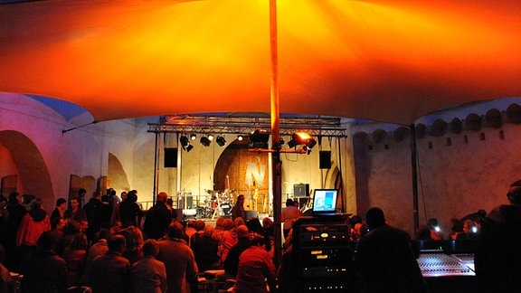 Neun Naumburger Nächte - Festival-Publikum im Marientor