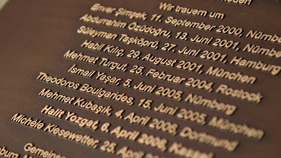Die Namen der NSU-Mordopfer stehen auf einer Gedenktafel für die NSU-Opfer am Halitplatz in Kassel
