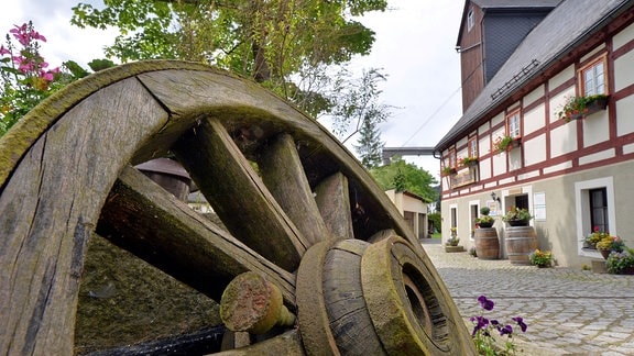 Liebevoll restauriert zeigt sich die historische Ölmühle von Dörnthal (Sachsen) am 05.06.2014.