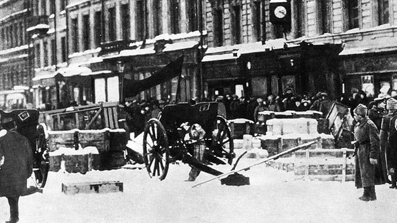 Barrikaden und Geschütze auf einer Straße in Petrograd im Oktober 1917.