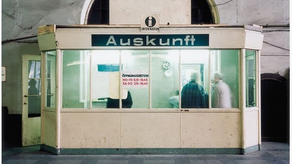 Kunst: ein Foto von Matthias Hoch: Zu sehen ist ein herunter gekommener Kiosk mit der aufschrift "Information"