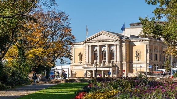 Oper Halle, Blick auf das Hauptportal aus Richtung Juliot Curie Platz,  heller Tag, Querformat, Herbst, Blumen im Vordergrund