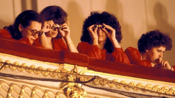 Zuschauerinnen mit Operngläsern im Bolschoi-Theater in Moskau, 1980