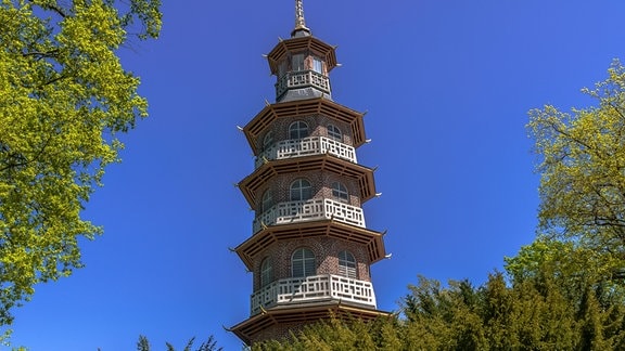 fünfstöckige Pagode im chinesisch-englischen Park Oranienbaum vor blauem Himmel