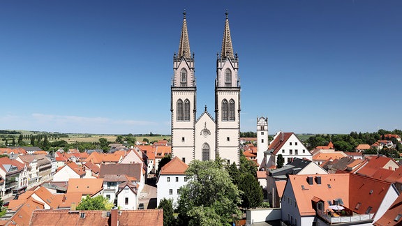 Blick auf die Dächer von Oschatz, in der Mitte vor blauem Himmel: die St. Aegidien-Kirche