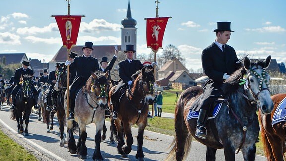 Die Tradition des Osterreitens wird in der sorbischen Oberlausitz seit mehr als fünf Jahrhunderten gepflegt