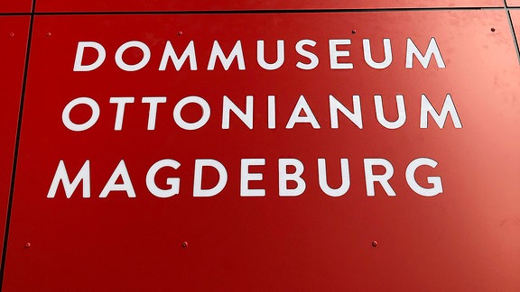 Das Eingangsschild des Dommuseums Ottonianum in Magdeburg. 