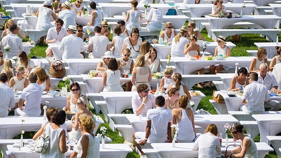 Weiß gekleidete Menschen treffen sich am 26.07.2014 zum "White Dinner" (Weißes Essen) am Olympiastadion in Berlin. 