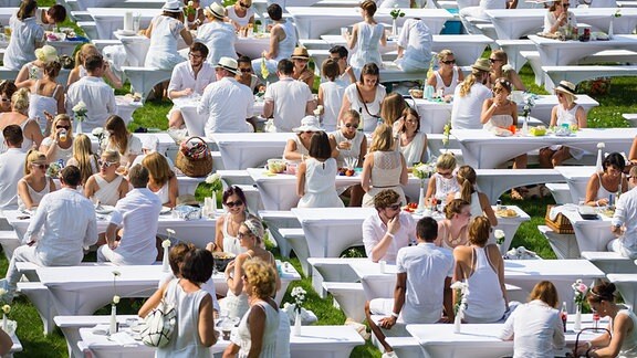 Weiß gekleidete Menschen treffen sich am 26.07.2014 zum "White Dinner" (Weißes Essen) am Olympiastadion in Berlin. 