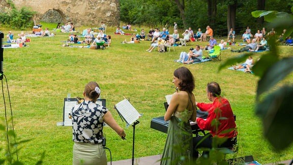 Klosterpark Altzella Picknick mit der ganzen Familie auf den sonnigen Klosterwiesen des Parkes Altzella mit Live-Musik von MEGAPHON CLASSICS.