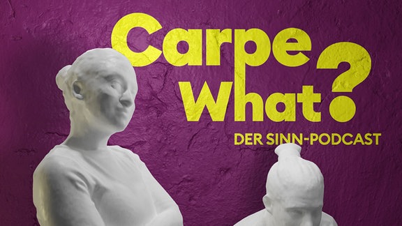 Zwei weiße Figuren vor ila Hintergrund, daneben der Schriftzug "Carpe What – Der Sinn-Podcast"