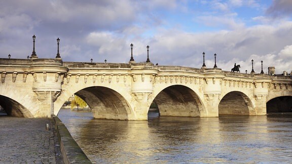Pont Neuf Brücke über die Seine in Paris