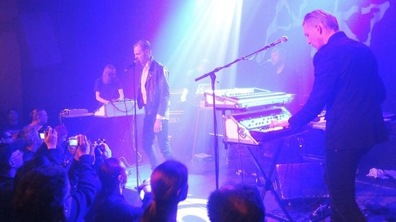 Die schwedische Cold-Wave-Band Agent Side Grinder mit dem Sänger Kristoffer Grip auf der Bühne