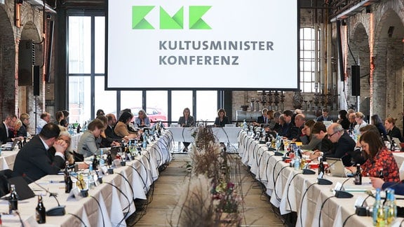 Iryna Tybinka (M, l, hinten) Generalkonsulin der Ukraine in Hamburg, spricht an der Seite von Karin Prien (CDU), Bildungsministerin von Schleswig-Holstein und Präsidentin der Kultusministerkonferenz 2022, im Rahmen der Kultusministerkonferenz (KMK). 