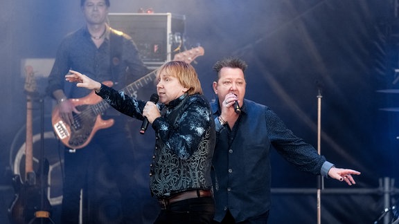 Die Prinzen starten mit den Sängern Tobias Künzel (l) und Sebastian Krumbiegel ihre "Jubiläumstour: 30 Jahre - 30 Hits - 30 Städte" auf der Watt-Tribüne Büsum.