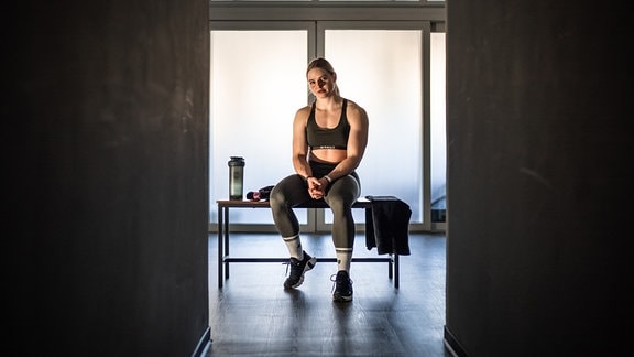 Lena Ramsteiner in der Umkleidekabine im Gym im Schwarzwald. 