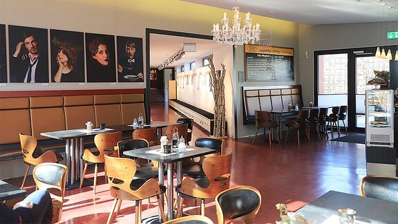 Tische und Stühle im Cafe des Theater Magdeburg