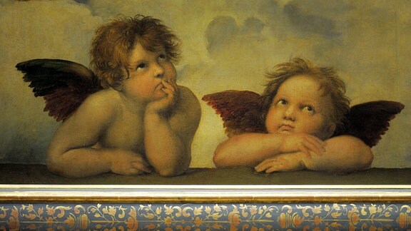 Die zwei Engel blicken in der Gemäldegalerie Alte Meister in Dresden vom unteren Rand der Sixtinischen Madonna von Raffael.