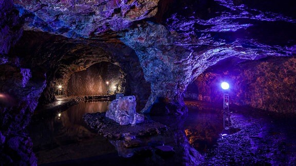Schaubergwerk Rabenstein, dessen Höhlen in lilafarbenes Licht getaucht sind