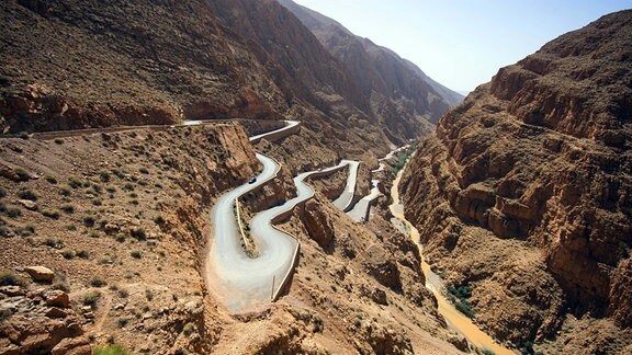 Serpentinenstrasse in der Dadesschlucht im Atlas Mountain, Marokko