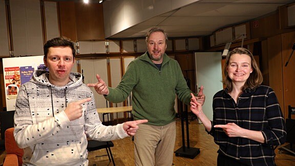 Christian Friedel, Stephan Grossmann und Birte Schnöink (v.l.n.r.) während den Aufnahmen zum MDR-Hörspiel "Unsere blauen Augen" im Februar 2021