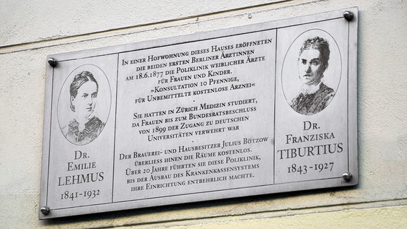 Erinnerungstafel an die Ärztinnen Emilie Lehmus und Franziska Tiburtius in Bötzow