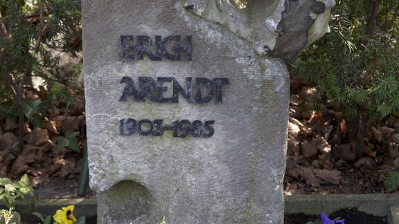 Grabstätte des Lyrikers Erich Arendt auf dem Friedhof der Dorotheenstädtischen und Fiedrichswerderschen Gemeinden in Berlin, 2011