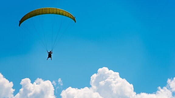 Fallschirmspringer vor blauem Himmel