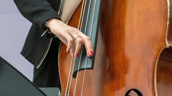 Frau spielt einen Bass