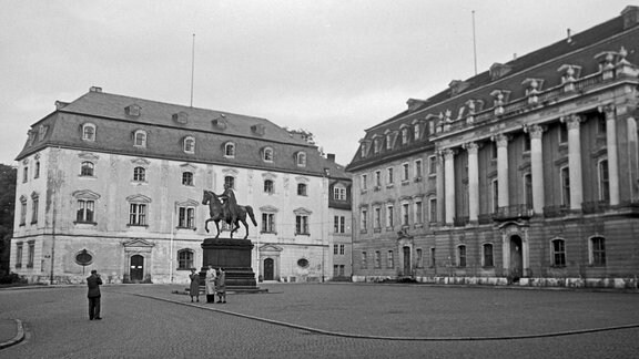 Carl August Reiterdenkmal vor der Herzogin Anna Amalia Bibliothek und der Hochschule für Musik in Weimar, 1950