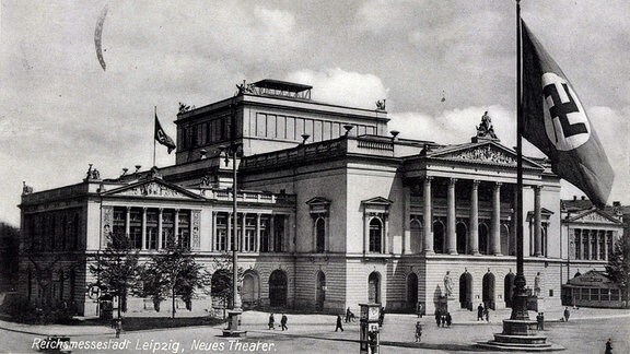Zu sehen ist eine Postkarte von der Reichsmessestadt Leipzig aus dem Jahr 1933. Im Vordergrund steht das Neue Theater, auf dem Vorplatz weht die Hakenkreuzfahne.