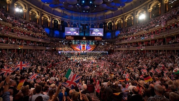 Zuschauer schwenken 2014 während eines Last Night of the Proms Konzerts in der Royal Albert Hall Flaggen