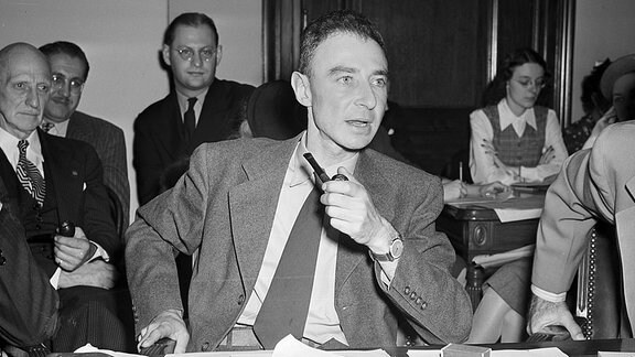 Der Physiker Dr. J. Robert Oppenheimer sagt vor dem US-Senats-Ausschuss für militärische Angelgenheiten aus.