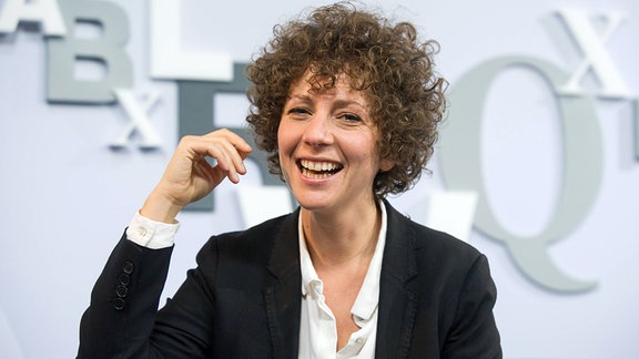 Die Autorin Sasha Marianna Salzmann während der TV-Sendung "Das blaue Sofa" am 12.10.2017 auf der Frankfurter Buchmesse