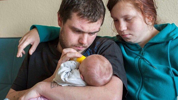 Sarah und Daniel mit ihrem ersten Kind