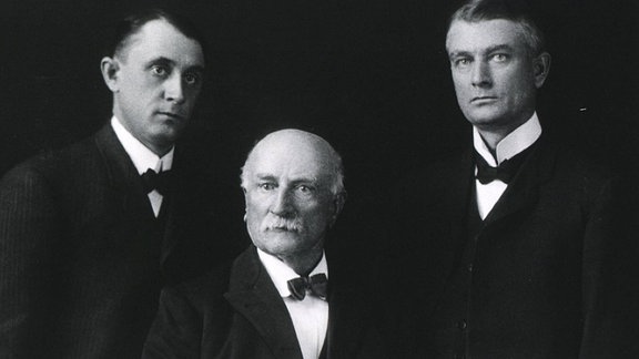 Mayo Familienproträt um1900. Von links: Charles Horace Mayo (1865-1939), William Worrall Mayo (1819-1911) and William James Mayo (1861-1939).
