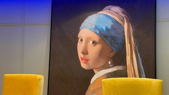 Eine Reproduktion des Gemäldes "Das Mädchen mit dem Perlenohrring" des Malers Jan Vermeer