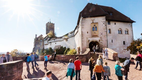 Besucher kommen 2017 auf die Wartburg in Eisenach.