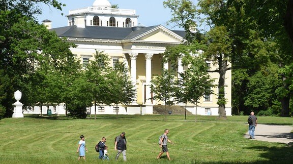 Das Schloss im Wörlitzer Park. In der zweiten Hälfte des 18. Jahrhunderts wurde der Park unter der Regentschaft von Fürst Leopold III. Friedrich Franz von Anhalt-Dessau (1740?1817) geschaffen. Er gehört zur UNESCO-Welterbestätte Dessau-Wörlitzer Gartenreich.